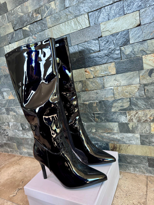 Botas de charol negro